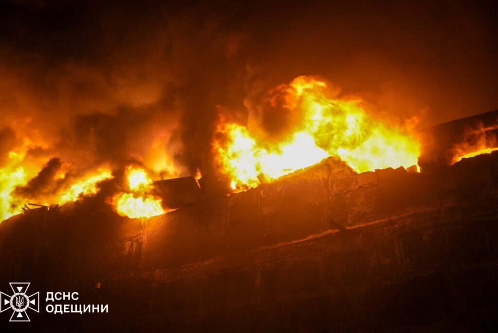 Вночі ворог знову атакував Одещину "шахедами": на місці влучань спалахнули масштабні пожежі