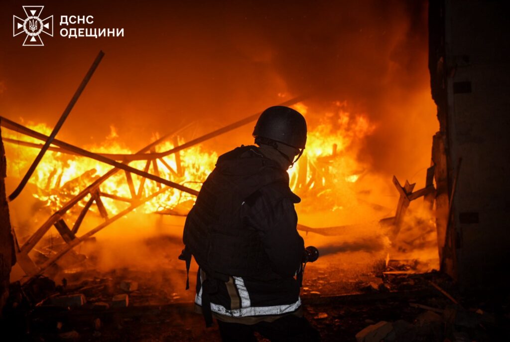 Вночі ворог знову атакував Одещину "шахедами": на місці влучань спалахнули масштабні пожежі