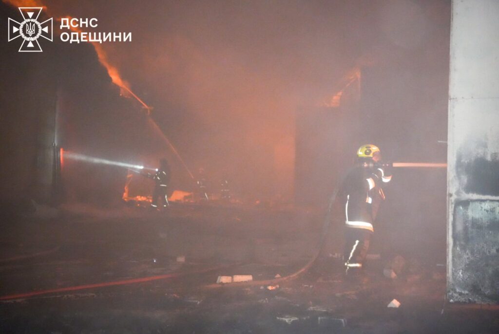 Вночі ворог знову атакував Одещину "шахедами": на місці влучань спалахнули масштабні пожежі