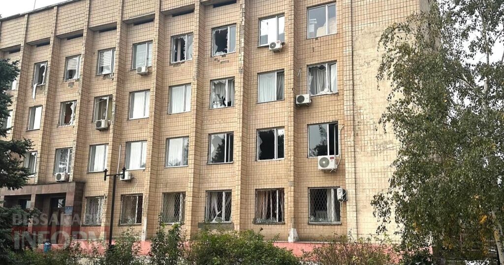 Пошкоджено РВА, приватні будинки та готель: про ситуацію зі світлом та стан постраждалої після атаки шахедів на Аккерман