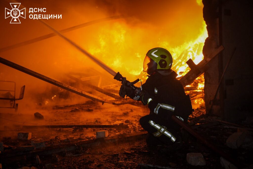 Вночі ворог знову атакував Одещину "шахедами": на місці влучань спалахнули масштабні пожежі