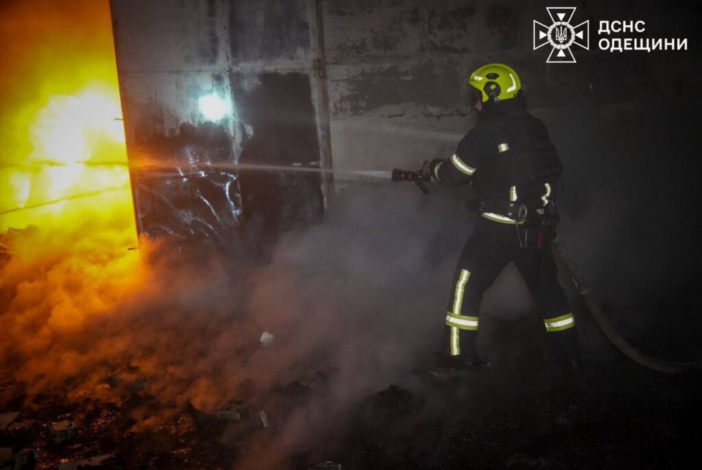 Вночі ворог знову атакував Одещину "шахедами": на місці влучань спалахнули масштабні пожежі