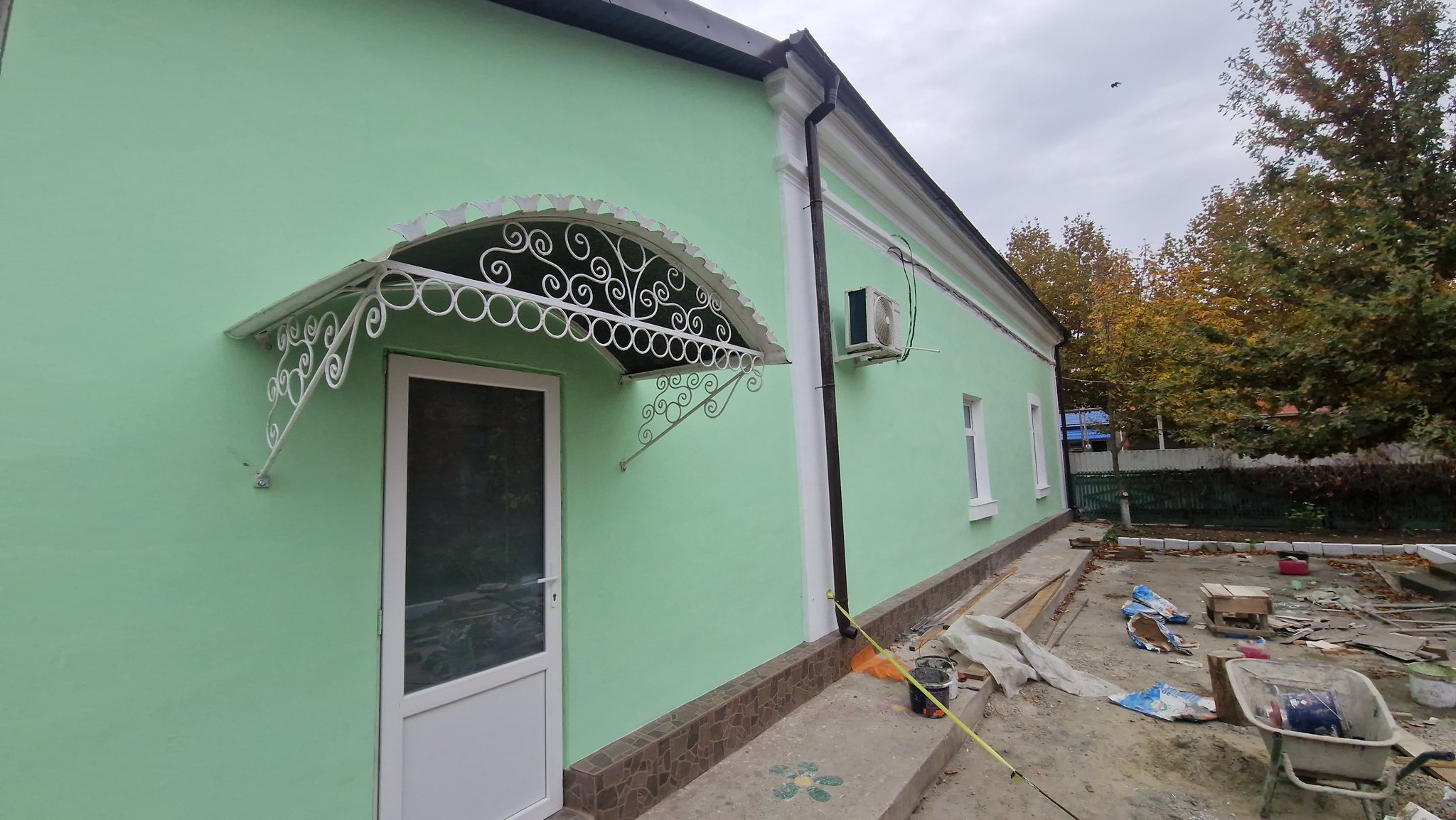У Кілії тривають ремонтні роботи з відновлення фасаду дитячого садочка