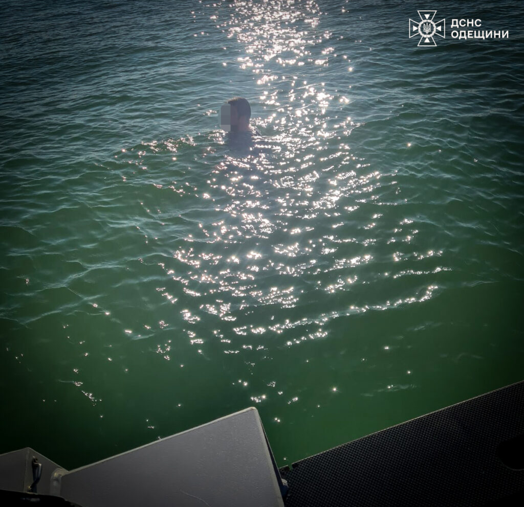 На Одещині водолази ДСНС врятували чоловіка в морі