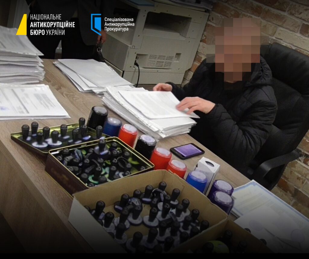 Викрито конвертаційний центр з оборотом у мільярди: підозру у справі отримав колишній очільник податкової