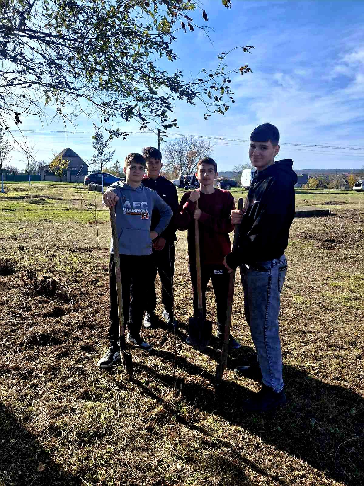 У селищі Ізмаїльського району завдяки благодійниці з Криничного висадили майже тисячу дерев