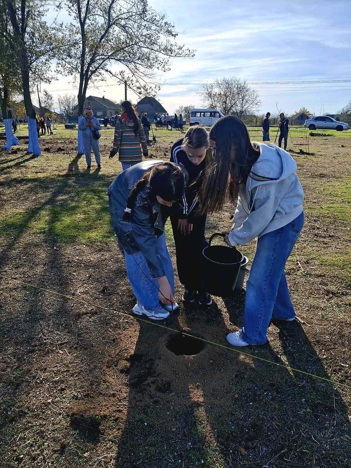 У селищі Ізмаїльського району завдяки благодійниці з Криничного висадили майже тисячу дерев