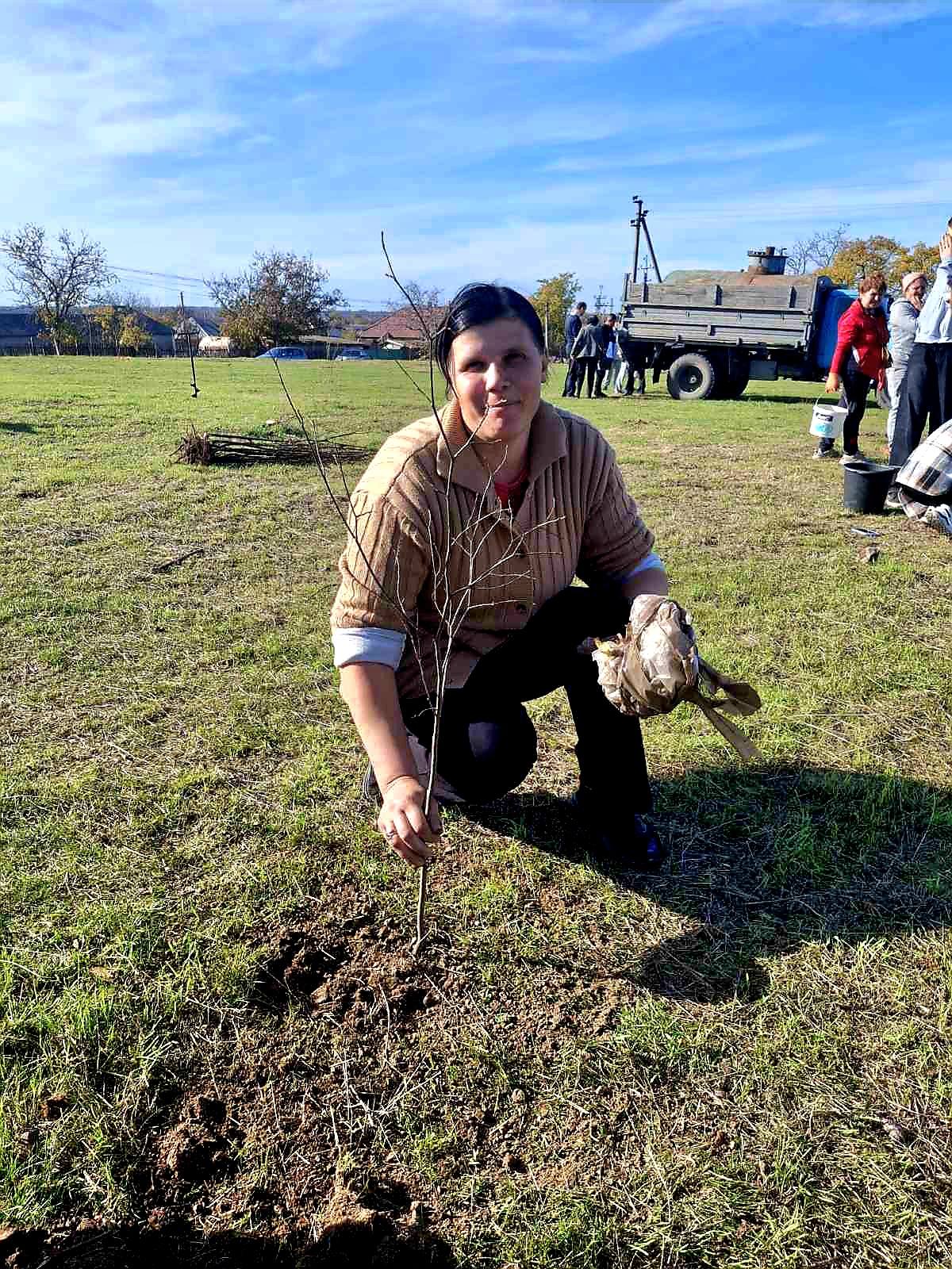 У селищі Ізмаїльського району завдяки благодійниці з Криничного висадили майже тисячу дерев