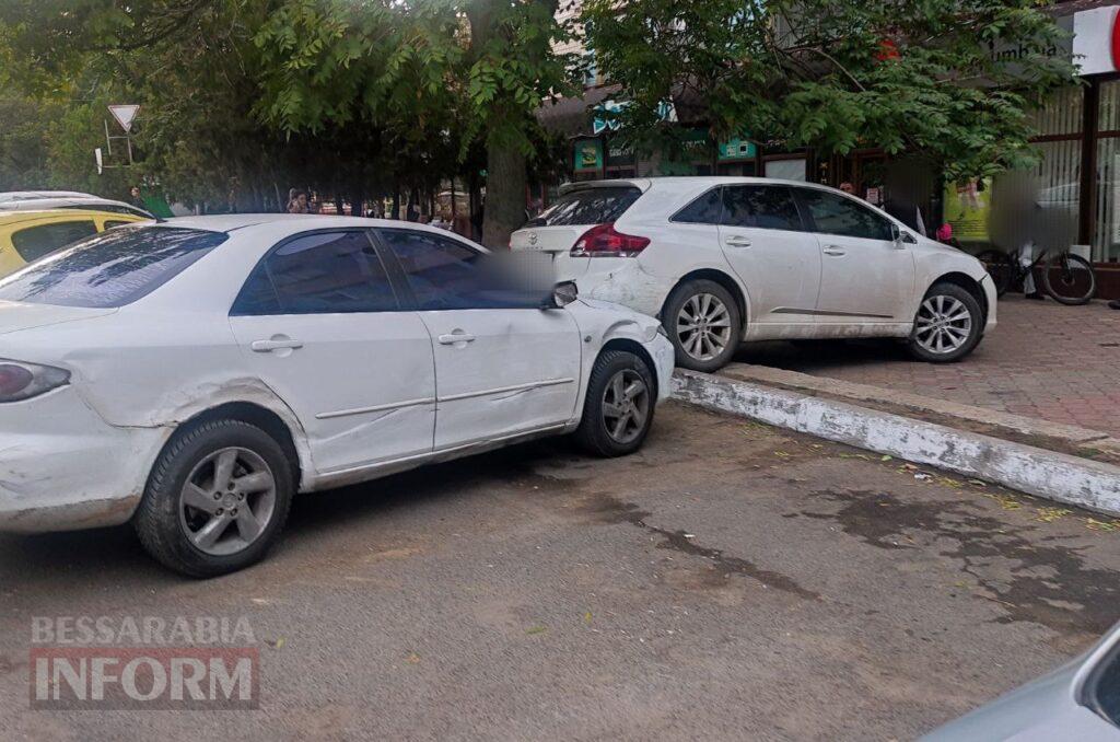 Автівка через бордюр вилетіла на тротуар: у центрі Аккермана збили двох дівчат-пішоходів - вони у лікарні