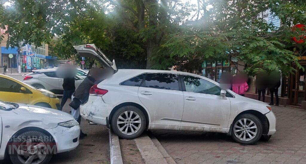 Автівка через бордюр вилетіла на тротуар: у центрі Аккермана збили двох дівчат-пішоходів - вони у лікарні