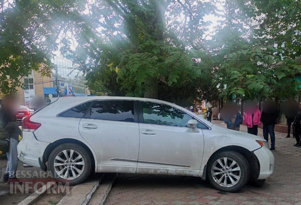 Автівка через бордюр вилетіла на тротуар: у центрі Аккермана збили двох дівчат-пішоходів - вони у лікарні