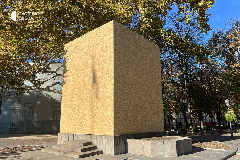 В Одесі закрили плитами пам’ятник Пушкіну