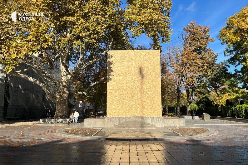 В Одесі закрили плитами пам’ятник Пушкіну