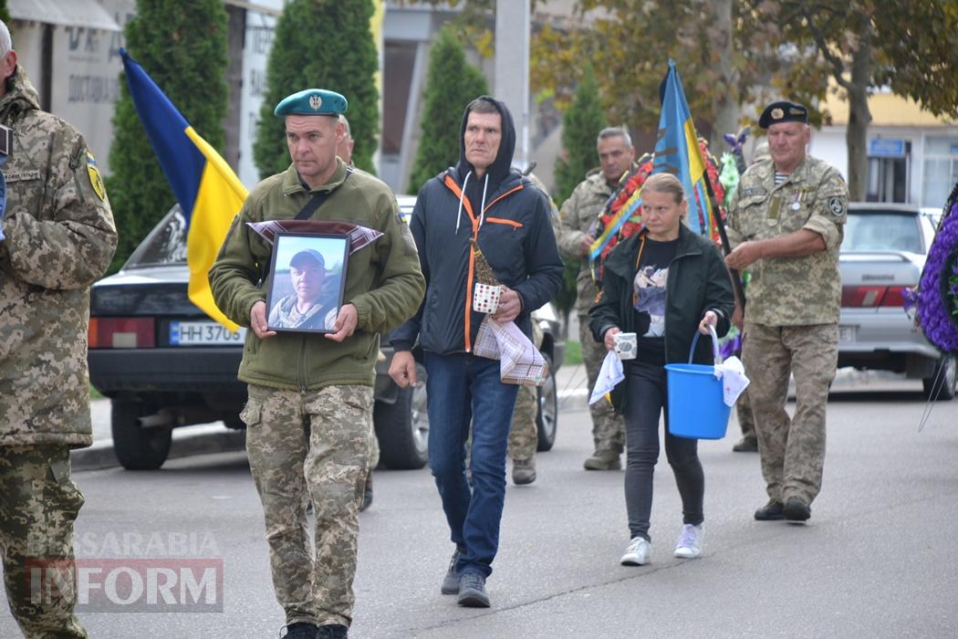 Добровольцем пішов на фронт та не встиг отримати відзнаку: Кілія простилася із раптово померлим військовим