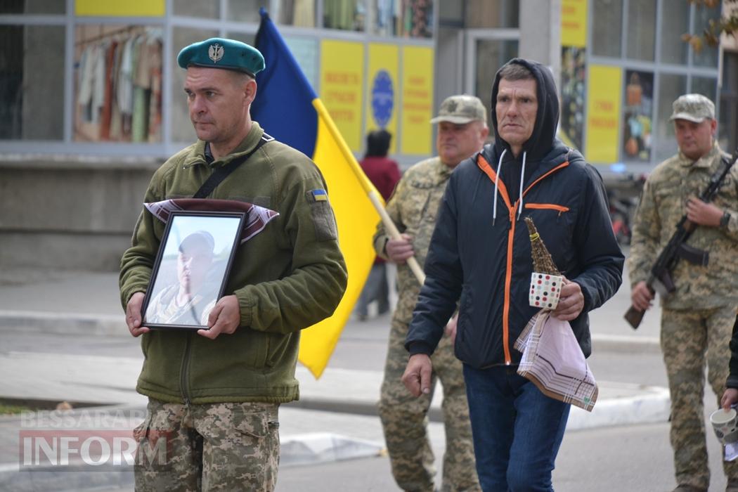 Добровольцем пішов на фронт та не встиг отримати відзнаку: Кілія простилася із раптово померлим військовим
