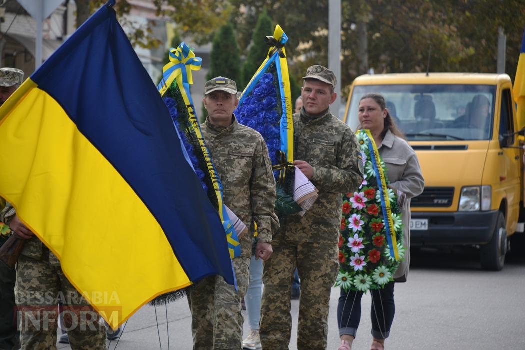 Добровольцем пішов на фронт та не встиг отримати відзнаку: Кілія простилася із раптово померлим військовим