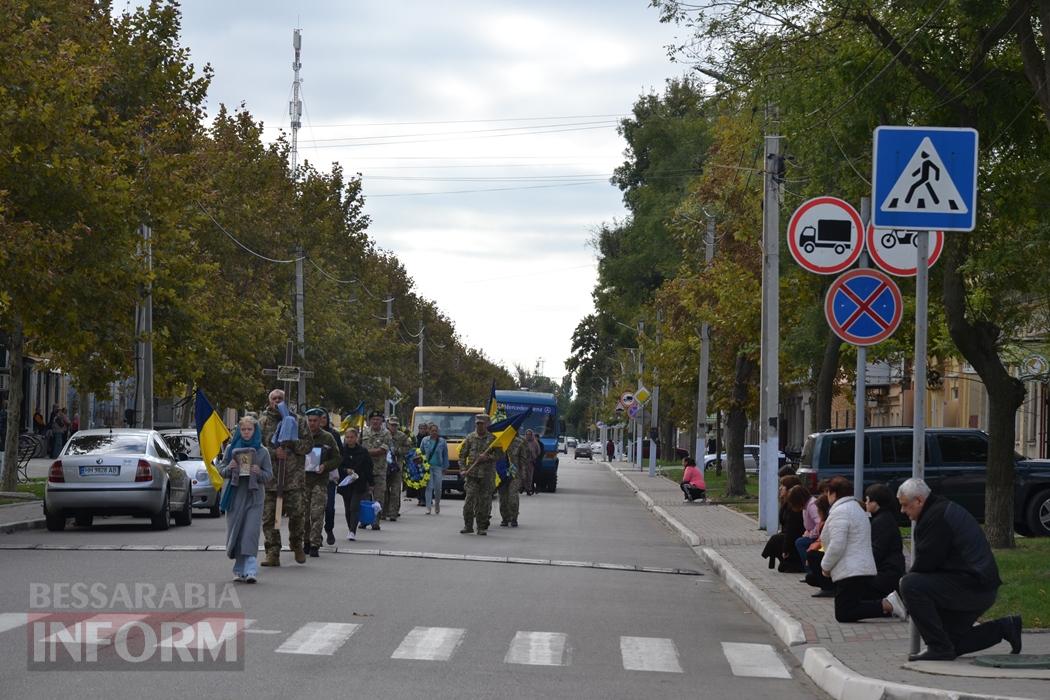 Добровольцем пішов на фронт та не встиг отримати відзнаку: Кілія простилася із раптово померлим військовим