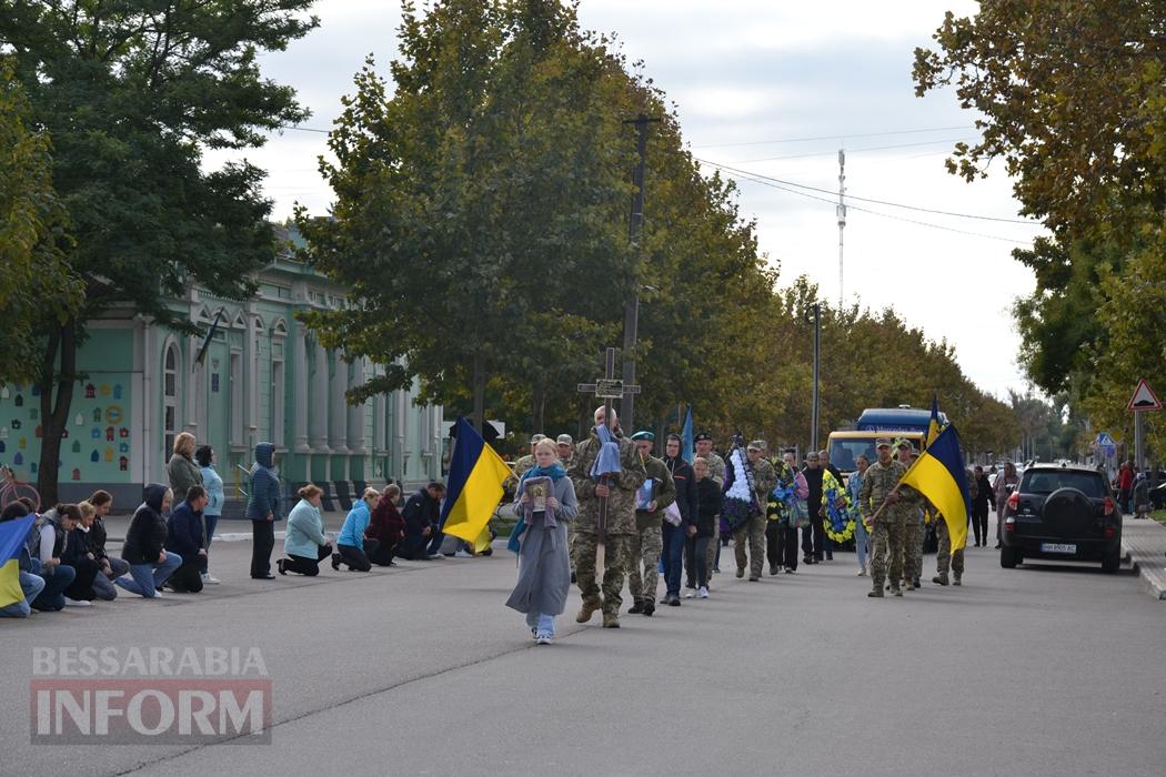 Добровольцем пішов на фронт та не встиг отримати відзнаку: Кілія простилася із раптово померлим військовим