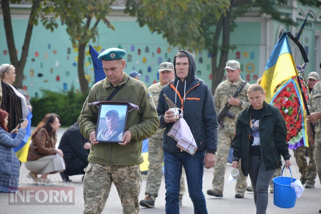 Добровольцем пішов на фронт та не встиг отримати відзнаку: Кілія простилася із раптово померлим військовим