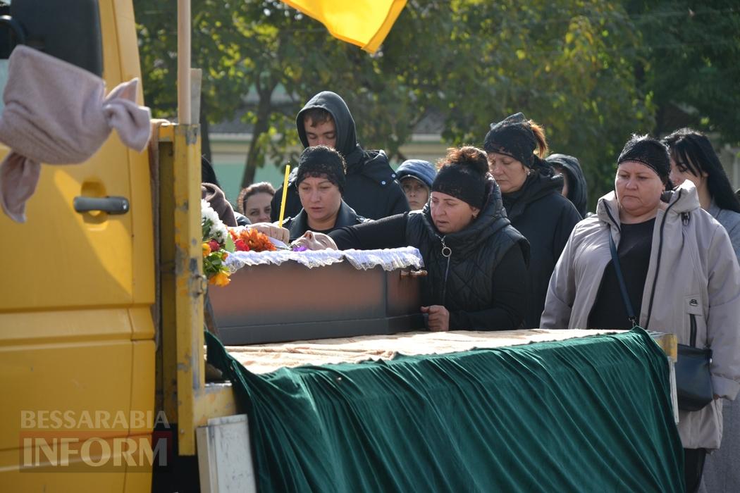 Добровольцем пішов на фронт та не встиг отримати відзнаку: Кілія простилася із раптово померлим військовим