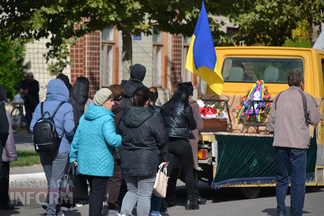 Добровольцем пішов на фронт та не встиг отримати відзнаку: Кілія простилася із раптово померлим військовим