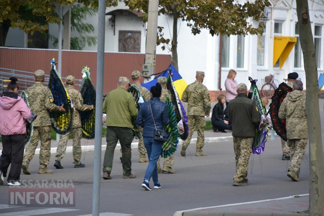 Добровольцем пішов на фронт та не встиг отримати відзнаку: Кілія простилася із раптово померлим військовим