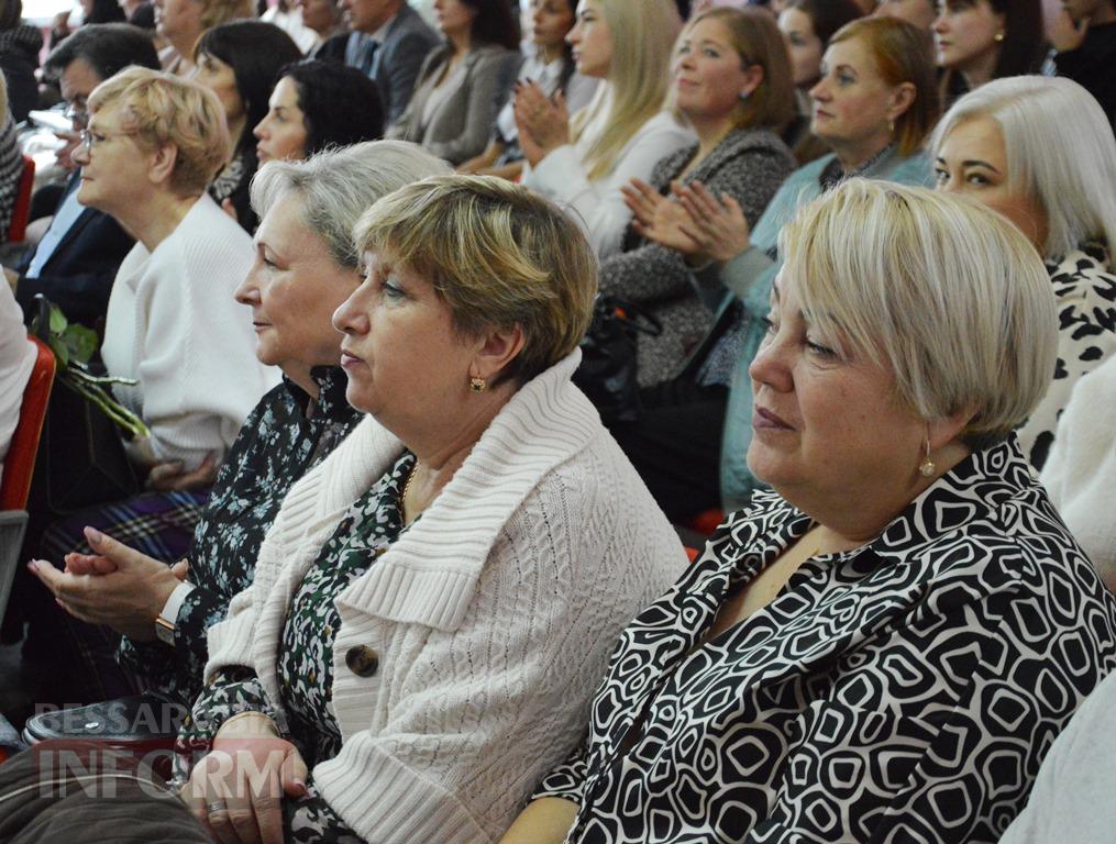 Квіти, нагороди і слова вдячності: як в Аккермані вітали освітян із професійним святом