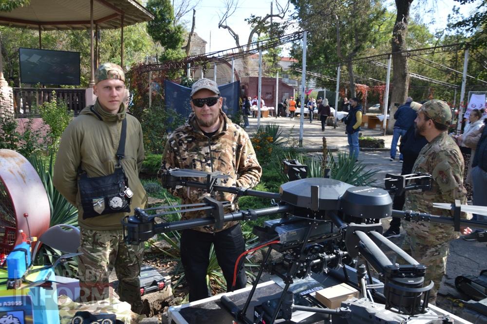 «Об'єднані однією метою»: Аккерман підтримав донатами українських захисників на благодійному ярмарку у центрі міста