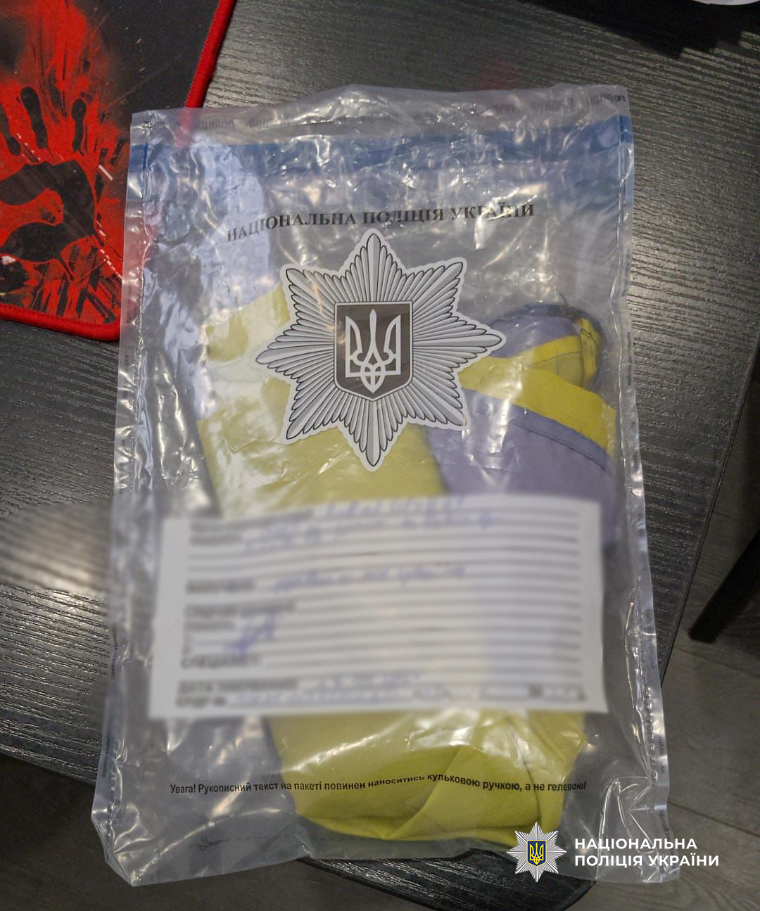 В Одесі жінка зірвала з магазину державний прапор України та викинула його у смітник