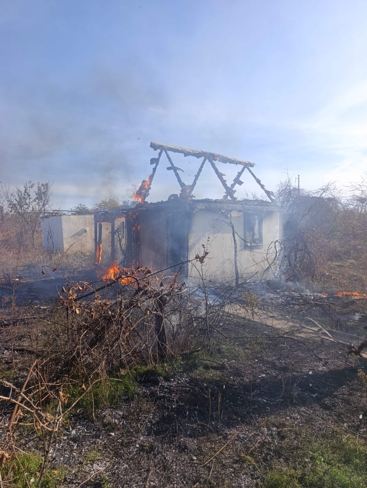 В Ізмаїлі внаслідок пожежі постраждала будівля, яка давно не експлуатується