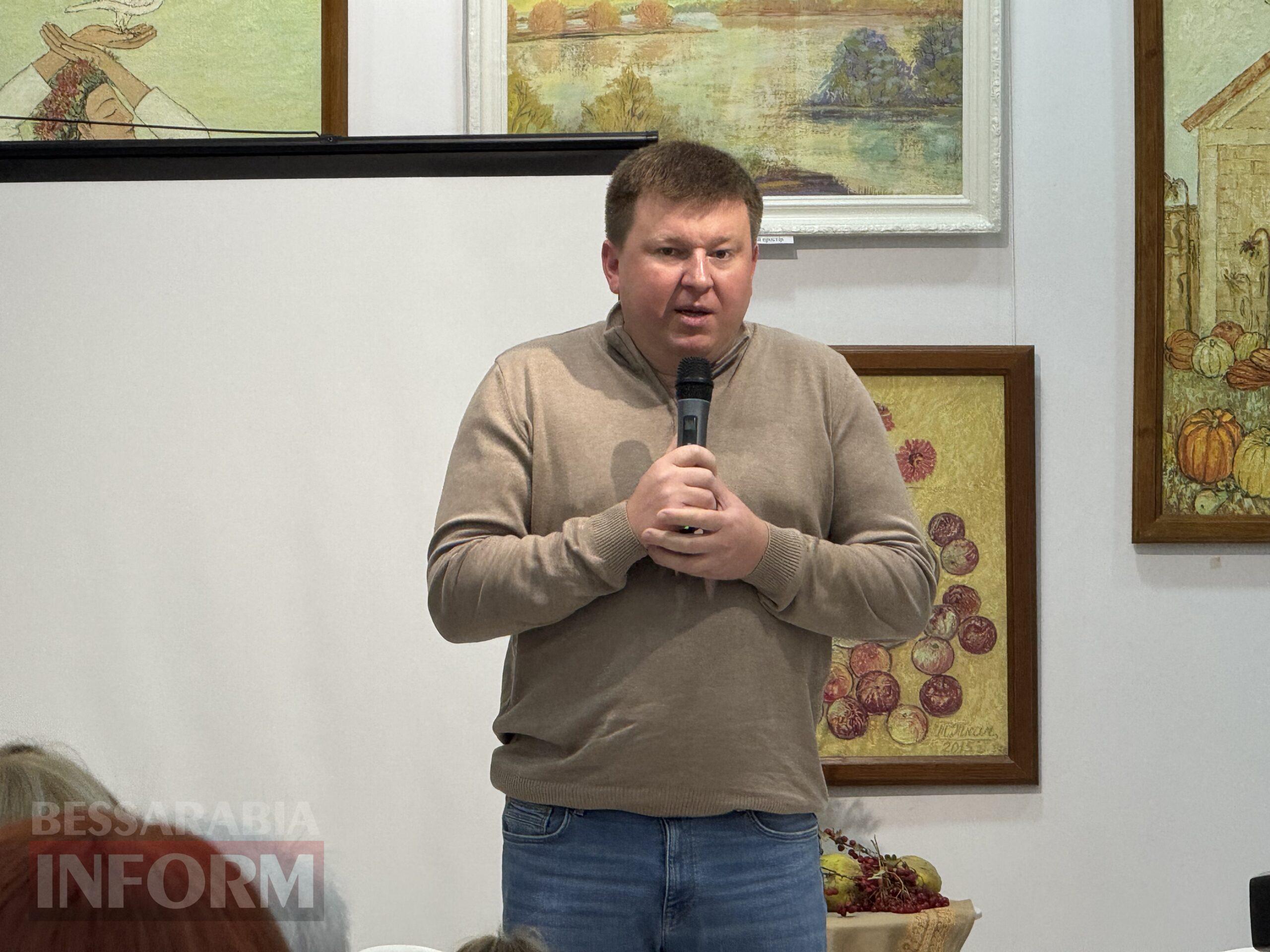 Подружжя Ткачів представило у Арцизі виставку «Ті, що роблять світ красивим»
