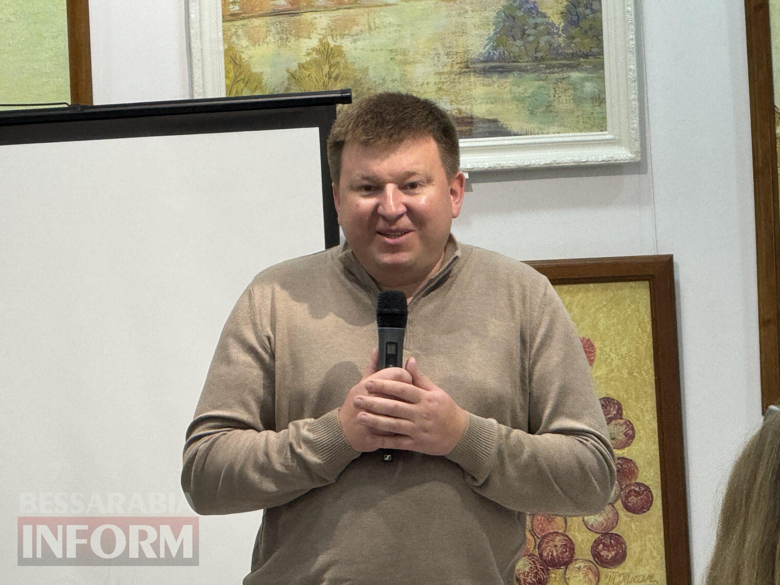 Подружжя Ткачів представило у Арцизі виставку «Ті, що роблять світ красивим»