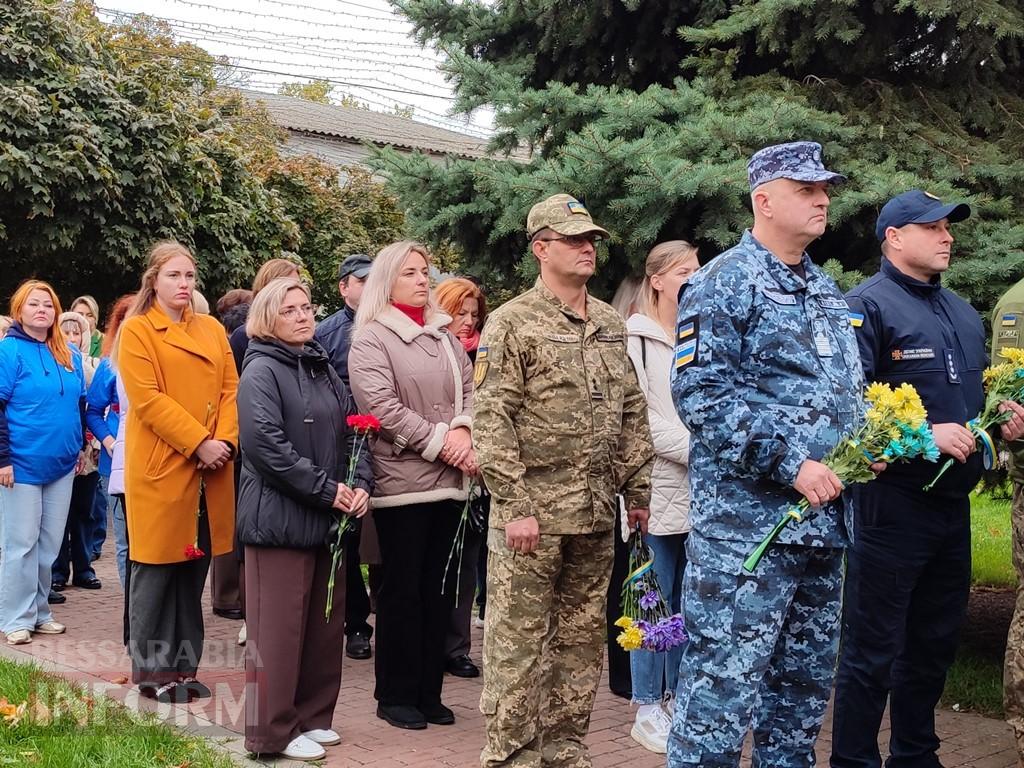 Листівки та квіти для наших Героїв: аккерманці віддали шану захисникам і захисницям України