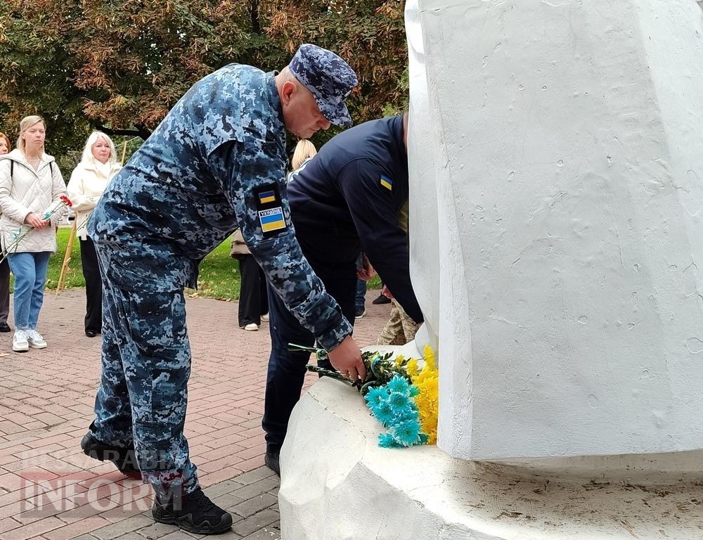 Листівки та квіти для наших Героїв: аккерманці віддали шану захисникам і захисницям України