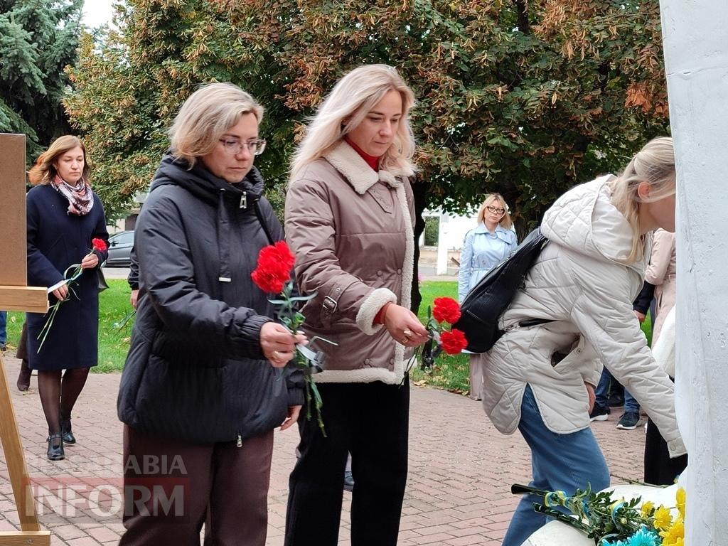 Листівки та квіти для наших Героїв: аккерманці віддали шану захисникам і захисницям України