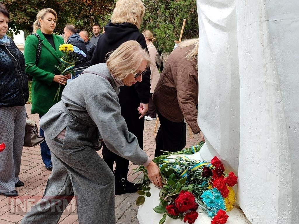Листівки та квіти для наших Героїв: аккерманці віддали шану захисникам і захисницям України