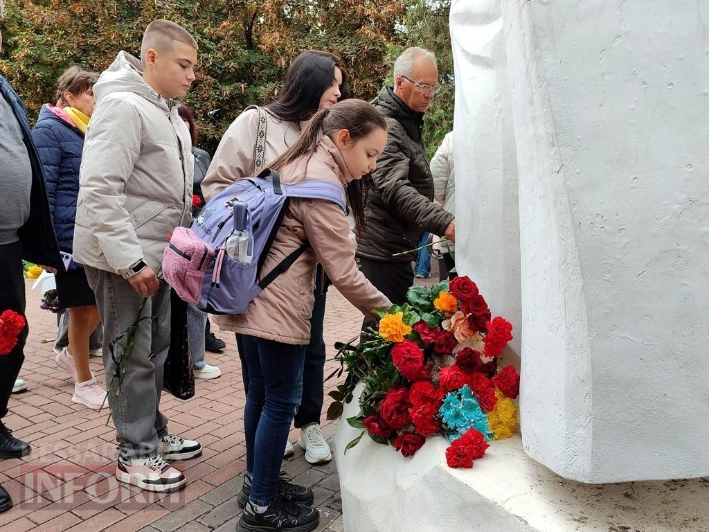 Листівки та квіти для наших Героїв: аккерманці віддали шану захисникам і захисницям України