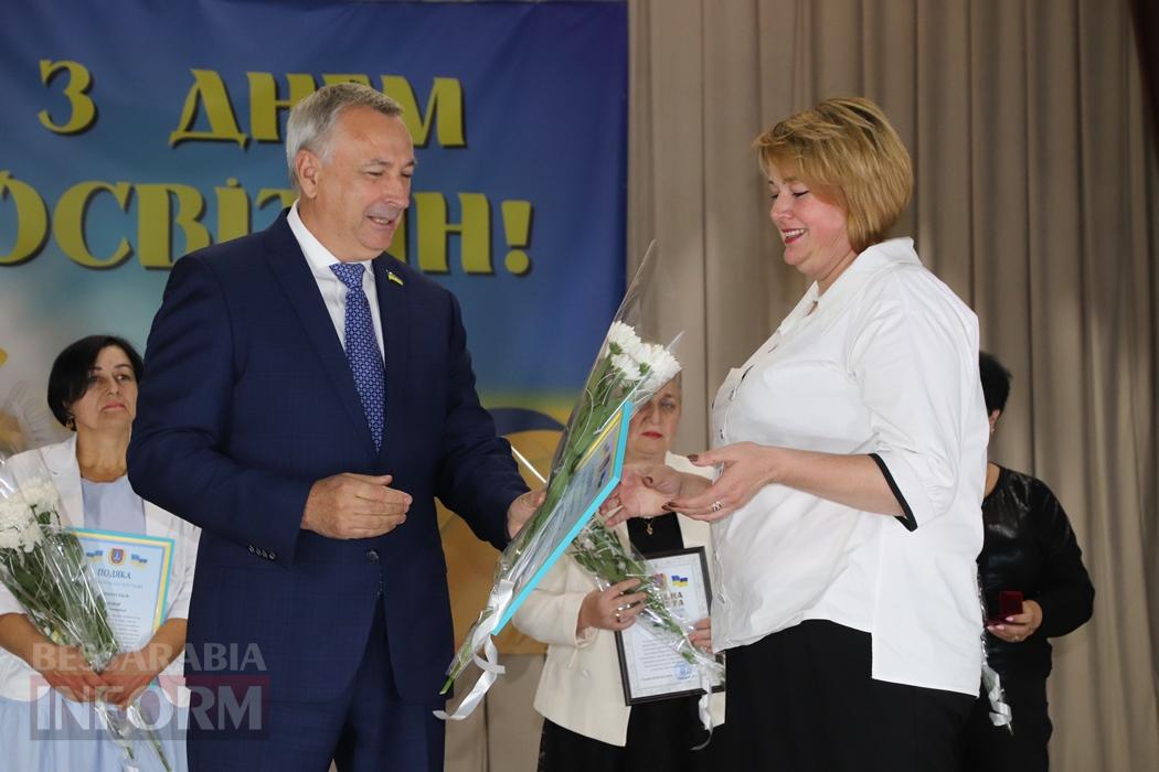 Тепло сердець, вдячність і оплески: Болградщина вшанувала освітян і хранителів знань