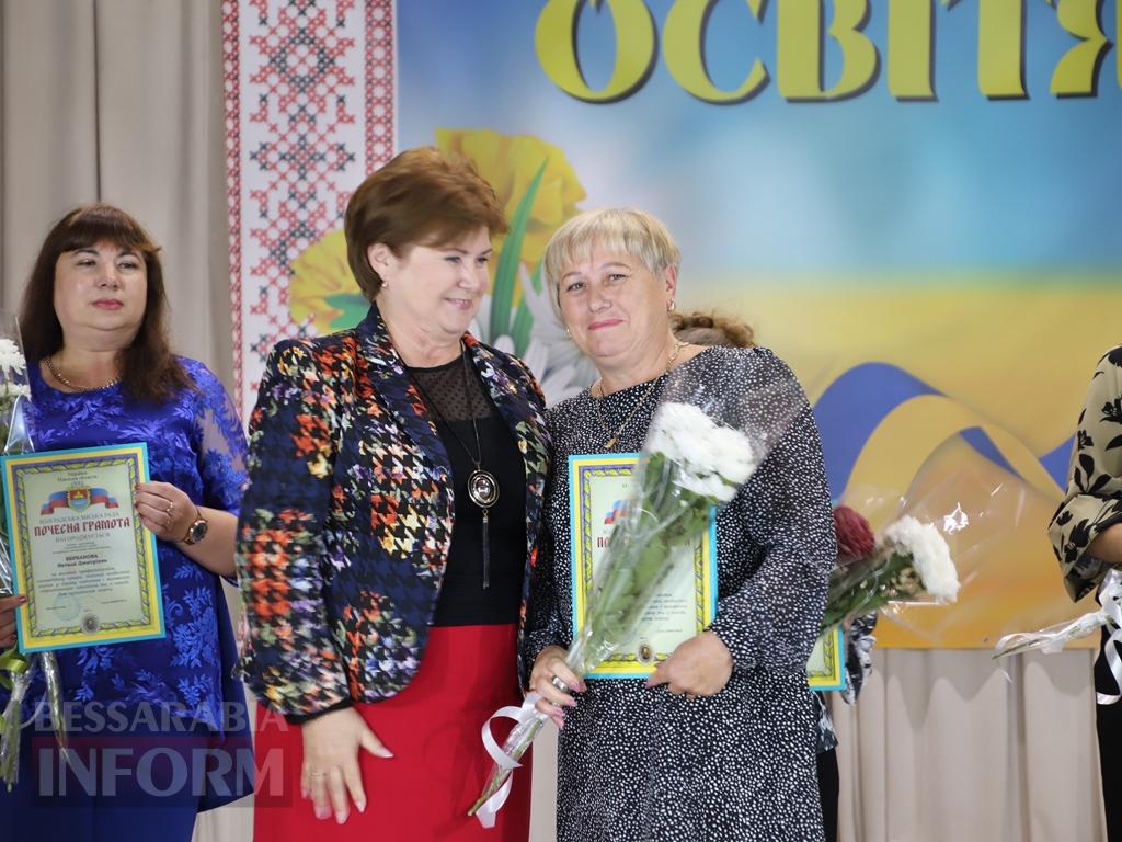 Тепло сердець, вдячність і оплески: Болградщина вшанувала освітян і хранителів знань