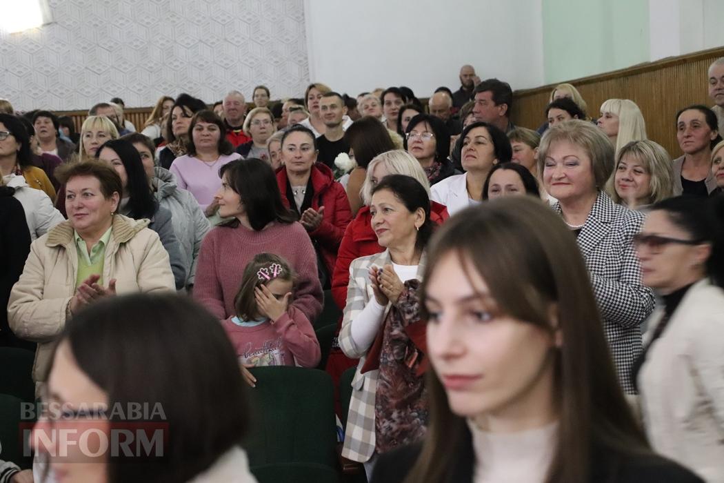 Тепло сердець, вдячність і оплески: Болградщина вшанувала освітян і хранителів знань