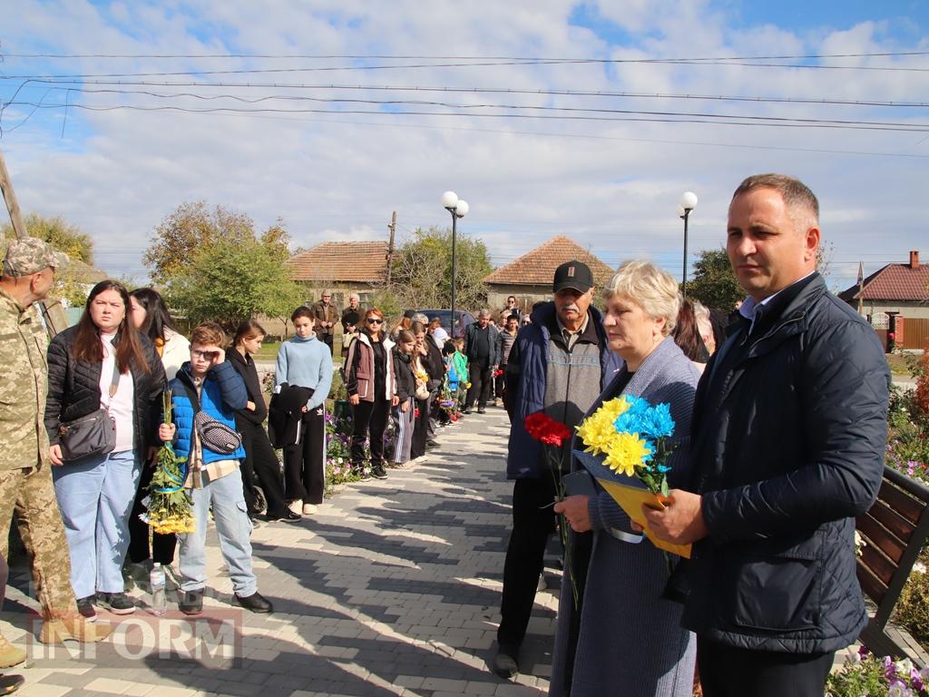 Він мріяв про новосілля, а отримав вічну домівку в серцях людей: у Болградській громаді відкрили меморіальну дошку Герою Денису Проданову