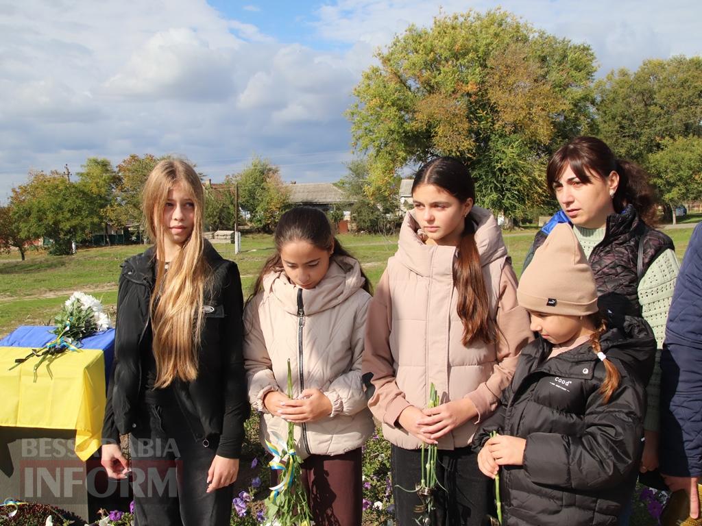 Він мріяв про новосілля, а отримав вічну домівку в серцях людей: у Болградській громаді відкрили меморіальну дошку Герою Денису Проданову