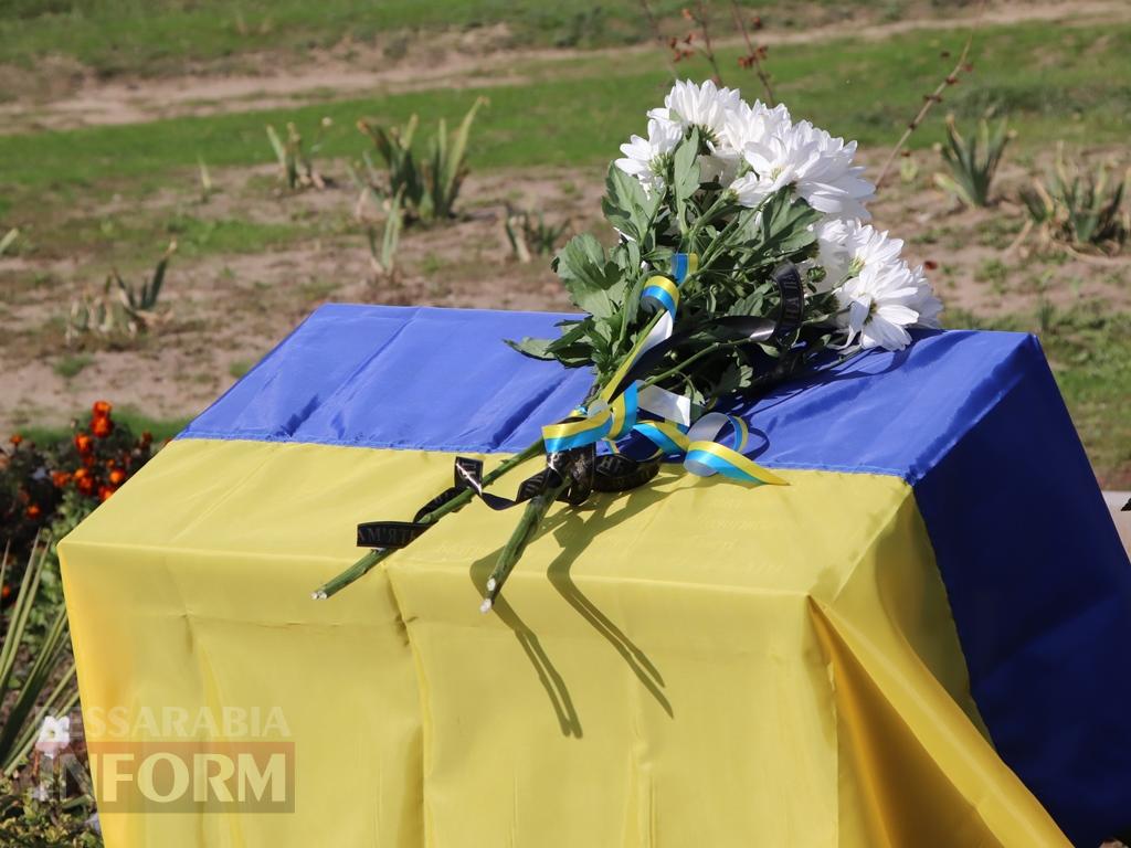 Він мріяв про новосілля, а отримав вічну домівку в серцях людей: у Болградській громаді відкрили меморіальну дошку Герою Денису Проданову