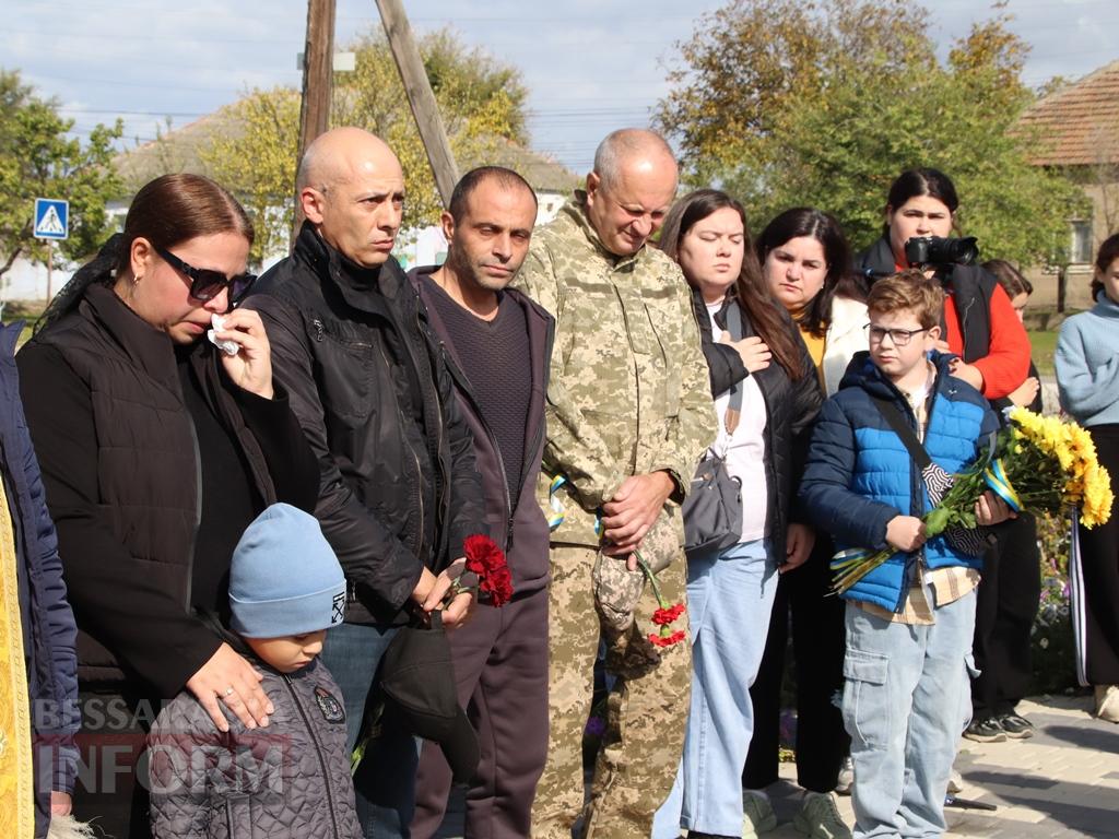 Він мріяв про новосілля, а отримав вічну домівку в серцях людей: у Болградській громаді відкрили меморіальну дошку Герою Денису Проданову