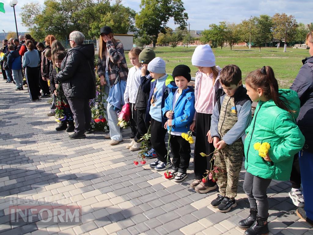 Він мріяв про новосілля, а отримав вічну домівку в серцях людей: у Болградській громаді відкрили меморіальну дошку Герою Денису Проданову