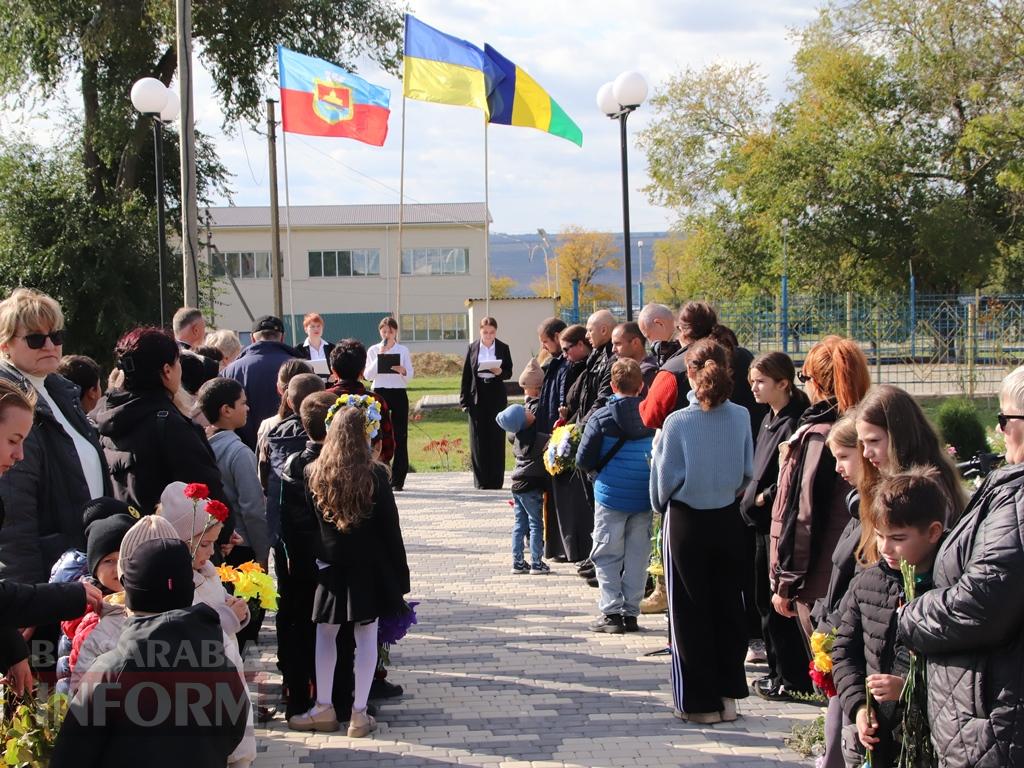 Він мріяв про новосілля, а отримав вічну домівку в серцях людей: у Болградській громаді відкрили меморіальну дошку Герою Денису Проданову