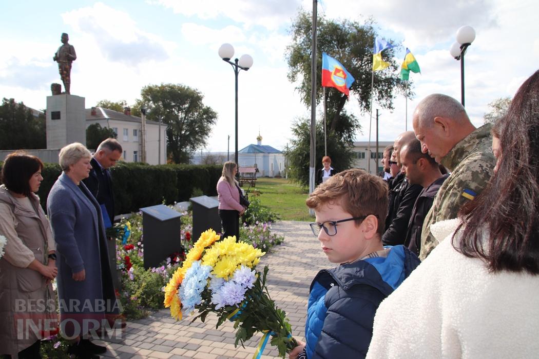 Він мріяв про новосілля, а отримав вічну домівку в серцях людей: у Болградській громаді відкрили меморіальну дошку Герою Денису Проданову