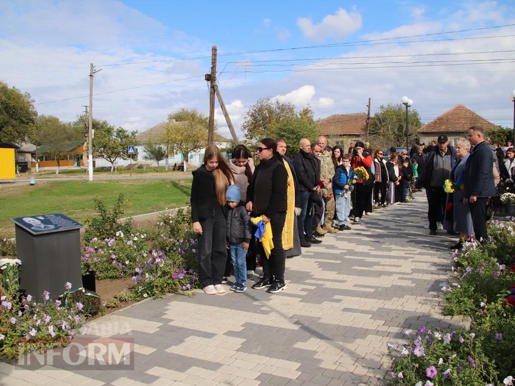 Він мріяв про новосілля, а отримав вічну домівку в серцях людей: у Болградській громаді відкрили меморіальну дошку Герою Денису Проданову