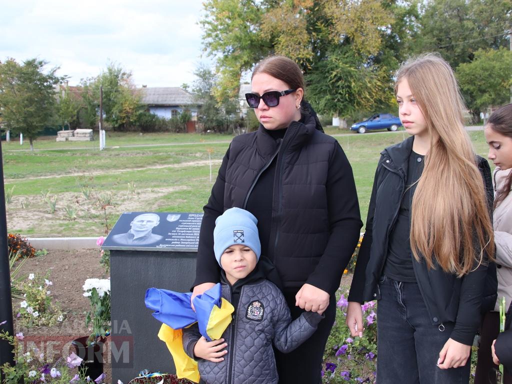Він мріяв про новосілля, а отримав вічну домівку в серцях людей: у Болградській громаді відкрили меморіальну дошку Герою Денису Проданову