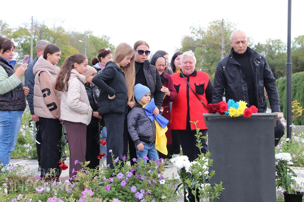 Він мріяв про новосілля, а отримав вічну домівку в серцях людей: у Болградській громаді відкрили меморіальну дошку Герою Денису Проданову